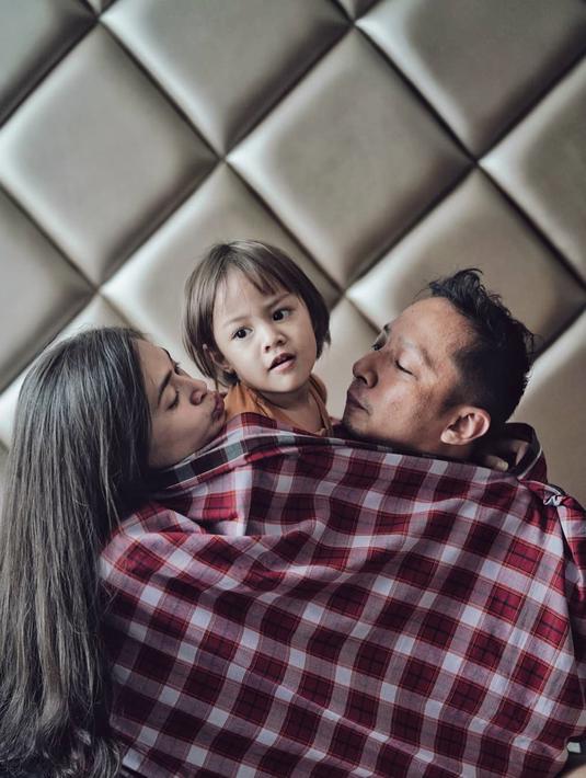 Potret keseruan keluarga kecil Ringgo Agus inipun kerap dibagikannya ke akun Instagram Ringgo Agus dan Sabai. Mereka kerap melakukan hal-hal seru nan kocak baik itu di rumah maupun saat sedang liburan. (Liputan6.com/IG/ringgoagus)