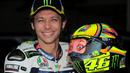 Pebalap MotoGP asal Italia, Valentino Rossi memegang helm saat pra musim di Sirkuit Sepang, Malaysia, Selasa (4/2/2014). (AFP/Mohd Rasfan)