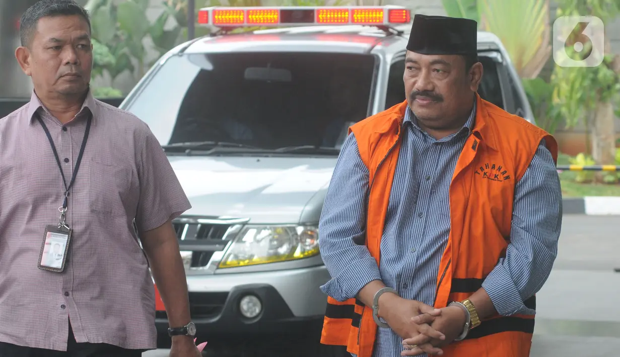 Swasta penyuap Bupati Indramayu Supendi, Carsa AS berjalan akan menjalani pemeriksaan lanjutan di Gedung KPK, Jakarta, Rabu (13/11/2019). Carsa AS diperiksa sebagai saksi untuk tersangka Bupati Indramayu, Supendi mendalami aliran dana suap. (merdeka.com/Dwi Narwoko)