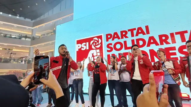 Giring Ganesa dan Gen Z PSI menggelar Flash Mob Goyang Gemoy di Atrium Pakuwon Mall Surabaya. (Dian Kurniawan/Liputan6.com)