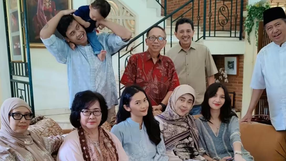 Sheila Dara Kenakan Kaftan saat Rayakan Lebaran 2026 Bersama Keluarga Vidi Aldiano