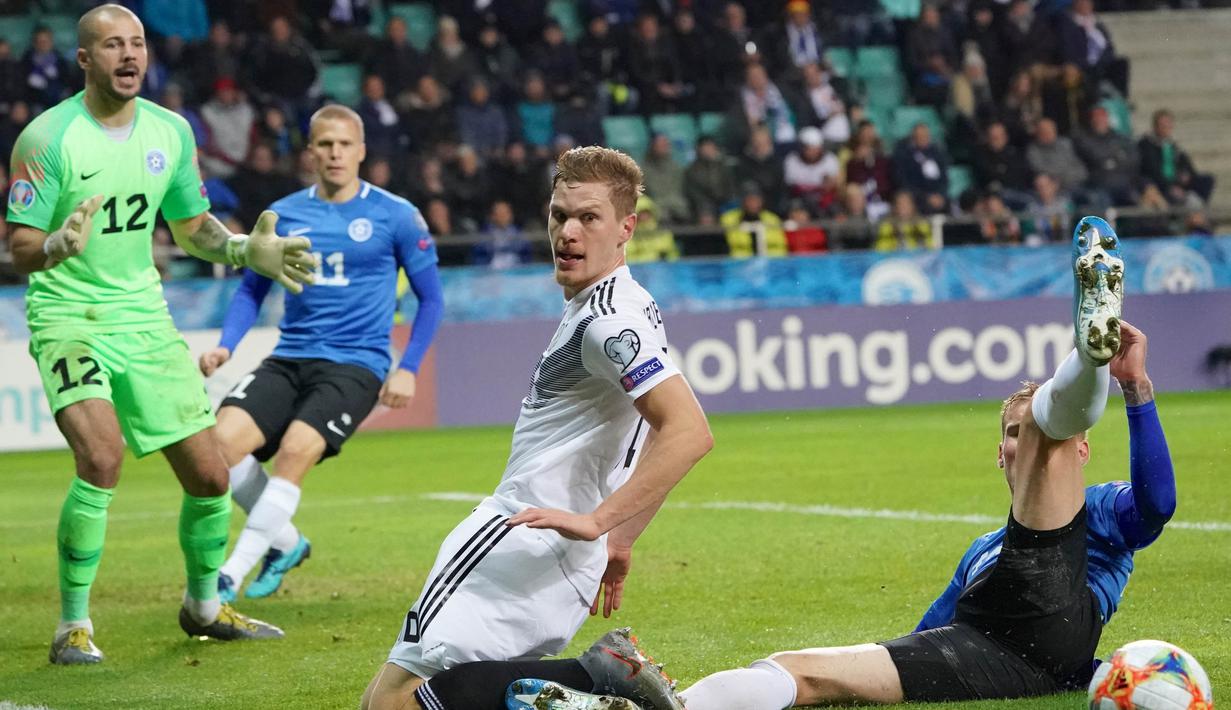Bek Jerman, Marcel Halstenberg, berebut bola dengan bek Estonia, Joonas Tamm, pada laga Kualifikasi Piala Eropa 2020 di Talinn, Minggu (13/10). Estonia kalah 0-3 dari Jerman. (AFP/Janek Skarzynski)