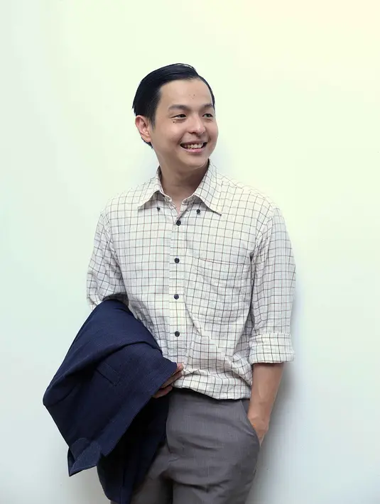 "Ya bagus lah buat hiburan. Media ada bahan, penonton ada hiburan. Siapa pun yang mau maju nggak masalah selama persyaratan memenuhi kan," ujar Ernest Prakasa. (Nurwahyunan/Bintang.com)