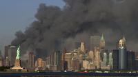 Manhattan, Kota New York pada saat tragedi 11 September 2001. Asap yang mengepul bersumber dari menara kembar World Trade Center sehabis dihantam dua pesawat, yang membuat kedua gedung runtuh (AP PHOTO)