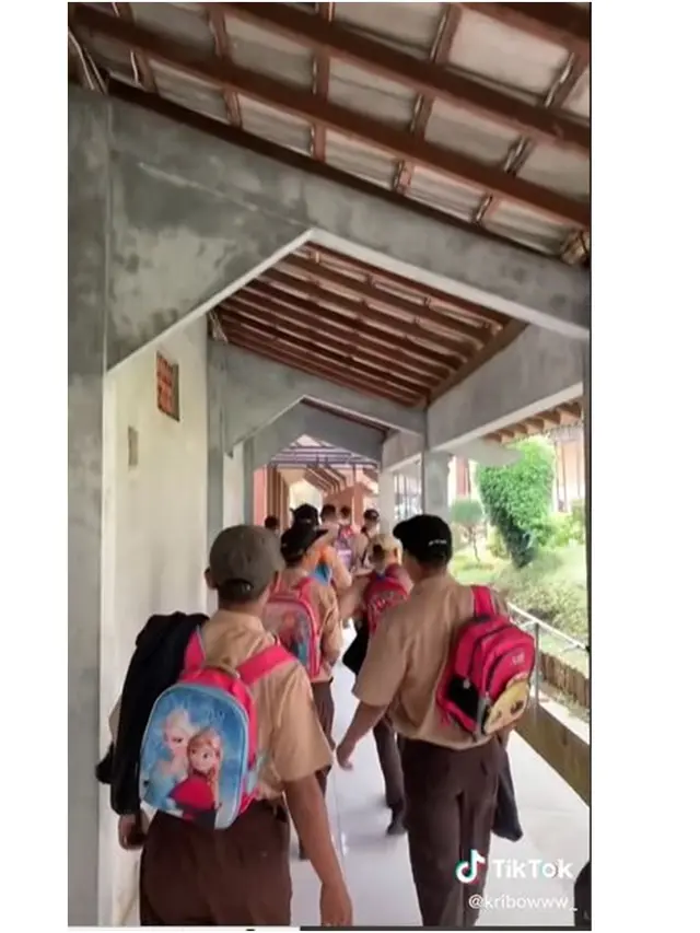 6 Potret Kocak Siswa SMK Pakai Tas Bocah ke Sekolah, Kompak Banget