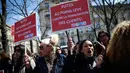 Pekerja seks komersial (PSK) berunjuk rasa di dekat Gedung Majelis Nasional Prancis, Rabu (6/4). Aksi itu digelar setelah Parlemen Prancis meloloskan undang-undang yang menghukum pengguna layanan PSK dengan denda sekitar Rp56,4 juta (THOMAS SAMSON/AFP)
