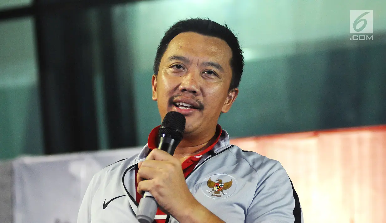 Menpora Imam Nahrawi memberikan sambutan pada acara penyambutan Timnas Indonesia U-22 di Bandara Soekarno Hatta, Tangerang, Rabu (27/2). Para pemain Timnas Indonesia U-22 baru saja menjuarai Piala AFF U-22 2019 di Kamboja. (Liputan6.com/Herman Zakharia)