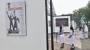 Siswa SD Negeri Menteng 01 mengamati karya foto yang dipamerkan dalam pameran fotografi Rekam Jakarta di Taman Menteng, Kamis (29/8/2019). Kegiatan tersebut dalam rangka edukasi bagi siswa mengenal profesi foto jurnalistik. (merdeka.com/Iqbal S Nugroho)