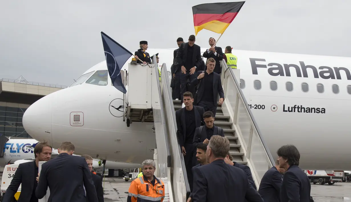 Bendera berkibar saat para pemain Timnas Jerman mendarat di Moskow, Selasa (12/6/2018). Jerman datang ke Rusia untuk mempertahankan gelar juara Piala Dunia. (AP/Alexander Zemlianichenko)