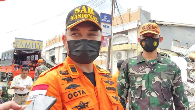 Basarnas masih mencari dan mengevakuasi korban gempa di Mamuju dan Majene, Sulbar. (Foto: Liputan6.com/Abdul Rajab Umar)