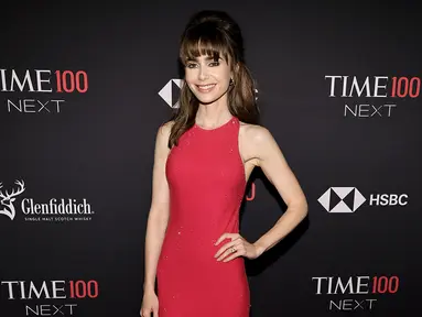 Lily Collins berpose saat menghadiri Time100 Next di New York City, Amerika Serikat, 25 Oktober 2022. Lily Collins tampil menawan dalam gaun tanpa lengan merah saat menghadiri Time100 Next. (Jamie McCarthy/Getty Images/AFP)