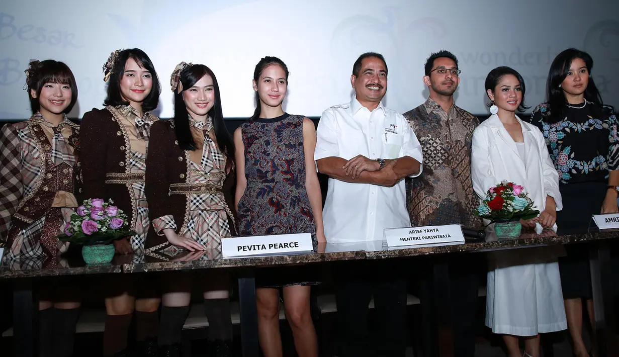 Marcella Zalianty bersama Menteri Pariwisata, Arief Yahya saat hadir dalam peluncuran iklan Pesona Indonesia di FX Sudirman, Jakarta Pusat, Senin, (15/2/2016). (Deki Prayoga/Bintang.com)