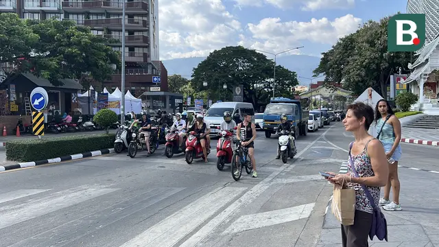 Suasana perempatan dekat pusat perbelanjaan Maya Mall, Chiang Mai, Thailand
