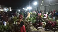 Pasar Tanaman Hias yang hanya buka saat malam Jumat di Kota Palu. Tampak para pembeli memadati pasar dadakan itu, Kamis (13/8/2020). (Foto: Liputan6.com/ Heri Susanto).