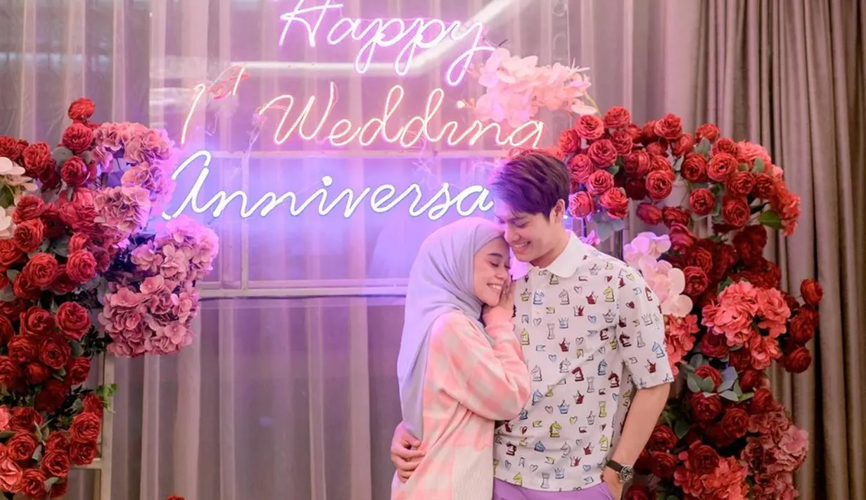 Ini adalah unggahan terbaru Lesty Kejora di hari anniversary pernikahannya dengan Rizky Billar. Terlihat pasangan ini akan merayakan hari jadi pernikahannya dengan habiskan waktu berdua. Tampil romantis, ucapan selamat untuk keduanya pun ramai dibubuhkan warganet pada kolom komentar unggahan terbaru Lesty Kejora. (Liputan6.com/IG/@lestykejora)