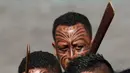 Prajurit Maori atau penduduk asli di Selandia Baru menunjukkan aksi mereka pada perayaan Hari Bastille di Champs Elysees, Paris , Prancis , (14/7).  Orang Maori yang terkenal sebagai petarung ini ramaikan hari Nasional Perancis. (REUTERS / Benoit Tessier)
