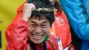 Pelari Jepang, Yuki Kawauchi berselebrasi setelah menjadi juara Boston Marathon ke-122 di Boston, Senin (16/4). Yuki Kawauchi mengakhiri lomba dalam tempo 2 jam, 15 menit, dan 58 detik. (AP/Charles Krupa)