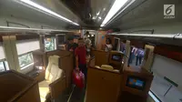 Suasana saat pemudik menaiki  kereta sleeper di Stasiun Gambir, Jakarta, Selasa (12/6). Pengguna jasa layanan kelas luxury jenis sleeper ini juga akan mendapat layanan makan, minum, dan snack secara gratis. (Merdeka.com/Imam Buhori)