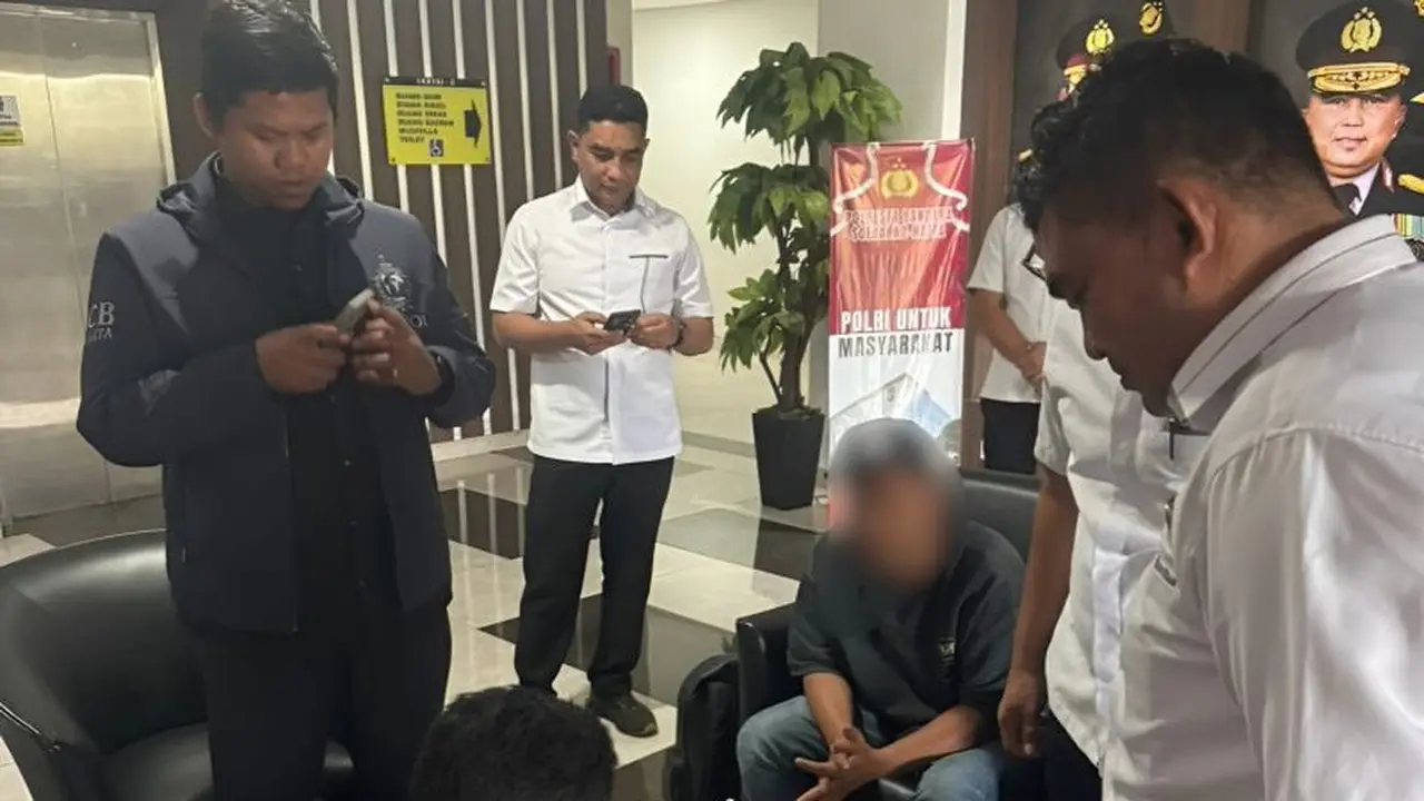 Divisi Hubinter Polri mengamankan HS, terduga pelaku TPPO warga Rohingya di Jakarta, Rabu (21/1/2026) (Divhubinter Polri)