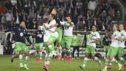 Pemain VfL Wolfsburg mereyakan kemenangan setelah mengalahkan Bayern Munchen lewat adu penalti yang memperebutkan Piala Super Jerman di Wolfsburg, Jerman. (1/8/2015). (Reuters/Fabian Bimmer)