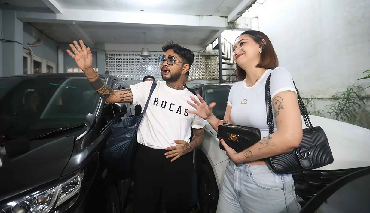 Istri Onadio Leonardo alias Onad, Beby Prisillia berharap menjadi pribadi yang lebih bijak bagi keluarga. Tampak dalam foto, aktor sekaligus musisi, Onadio Leonardo atau akrab disapa Onad (kanan) bersama istrinya, Beby Prisillia sesaat sebelum meninggalkan panti rehabilitasi Yayasan Pemulihan Natura Indonesia di kawasan Lebak Bulus, Jakarta Selatan, Rabu (28/1/2026). (Kapanlagi.com/Budy Santoso)