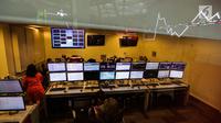 Suasana di salah satu ruangan di kantor Bursa Efek Indonesia, Jakarta, Selasa (2/1). Sebelumnya, Perdagangan Indeks Harga Saham Gabungan (IHSG) 2017 ditutup pada level 6.355,65 poin. (Liputan6.com/Faizal Fanani)
