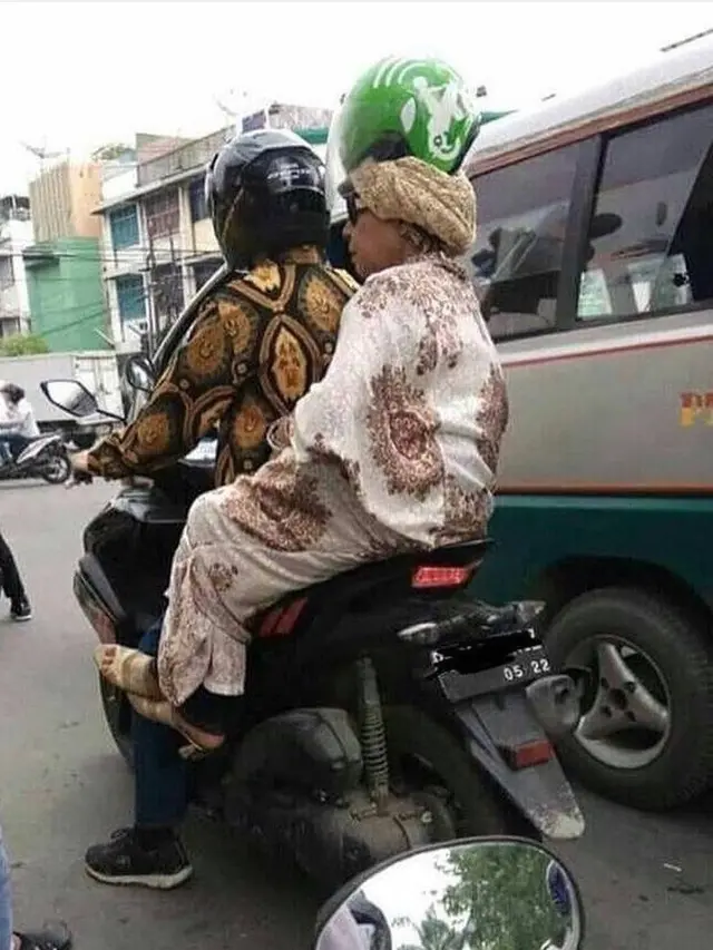 7 Potret Nyeleneh Netizen Saat Pakai Helm Ini Bikin Geleng Kepala