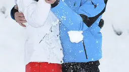 Kate Middleton melemparkan bola salju ke wajah suaminya, Pangeran William saat liburan main ski di Pegunungan Alpen Prancis, 3 Maret 2016. Pangeran William juga mengajak dua anak mereka, Pangeran George dan Putri Charlotte. (REUTERS/John Stillwell)