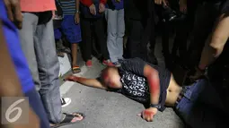 Pria tanpa identitas sekarat usai di tabrak bus PPD 213 di kawasan Matraman Raya, Jakarta, Kamis (20/8/2015). Menurut saksi pria tersebut nekat menyeberang melewati jalur busway. (Liputan6.com/Faizal Fanani)