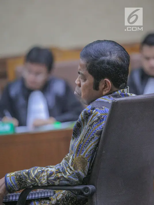 Terdakwa kasus dugaan suap proyek PLTU Riau-1 Idrus Marham menjalani sidang putusan di Pengadilan Tipikor, Jakarta Pusat, Selasa (23/4/2019). Mantan Sekjen Partai Golkar Idrus Marham mendapat vonis tiga tahun penjara dan denda Rp 150 juta subsidier dua bulan kurungan. (Liputan6.com/Faizal Fanani)