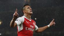 Striker Arsenal, Alexis Sanchez, melakukan selebrasi usai mencetak gol ke gawang Sunderland di Stadion Emirates (16/05/2017). (AFP/Adrian Dennis)
