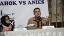 Pembicara Adrian Sopa didampingi moderator Fitri Hari memberikan keterangan saat merilis hasil riset dari Lingkaran Survei Indonesia (LSI) terkait Pilkada DKI Jakarta 2017 di Jakarta, Kamis (13/4). (Liputan6.com/Faizal Fanani)