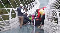 Gubernur Jawa Timur Khofifah Indar Parawansa terpeleset ketika meninjau jembatan kaca Seruni Point di Probolinggo (Istimewa)
