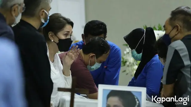 6 Potret Suasana Rumah Duka Mendiang Rima Melati Disemayamkan, Diiringi Tangis Haru