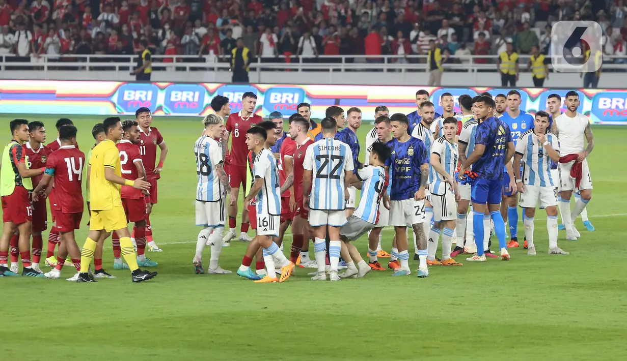 Dia kemudian berhasil diamankan oleh petugas. (Bola.com/Muhammad Iqbal Ichsan)