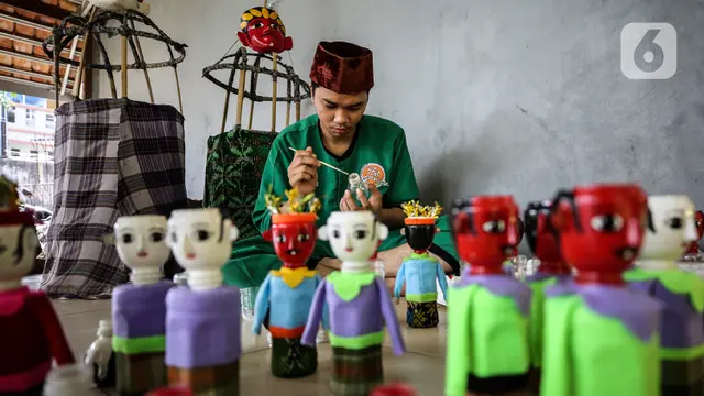 Miniatur Ondel-ondel dari Botol Bekas