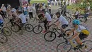 Sepeda Onthel dan sepeda modern saat mengikuti Fam Trip dan Gowes Bareng TAFISA Games 2016 dari Kantor Kemenpora menuju Menuju Ancol Venue Utama TAFISA Games 2016, Jakarta, Minggu (2/10/2016). (Bola.com/NIcklas Hanoatubun)