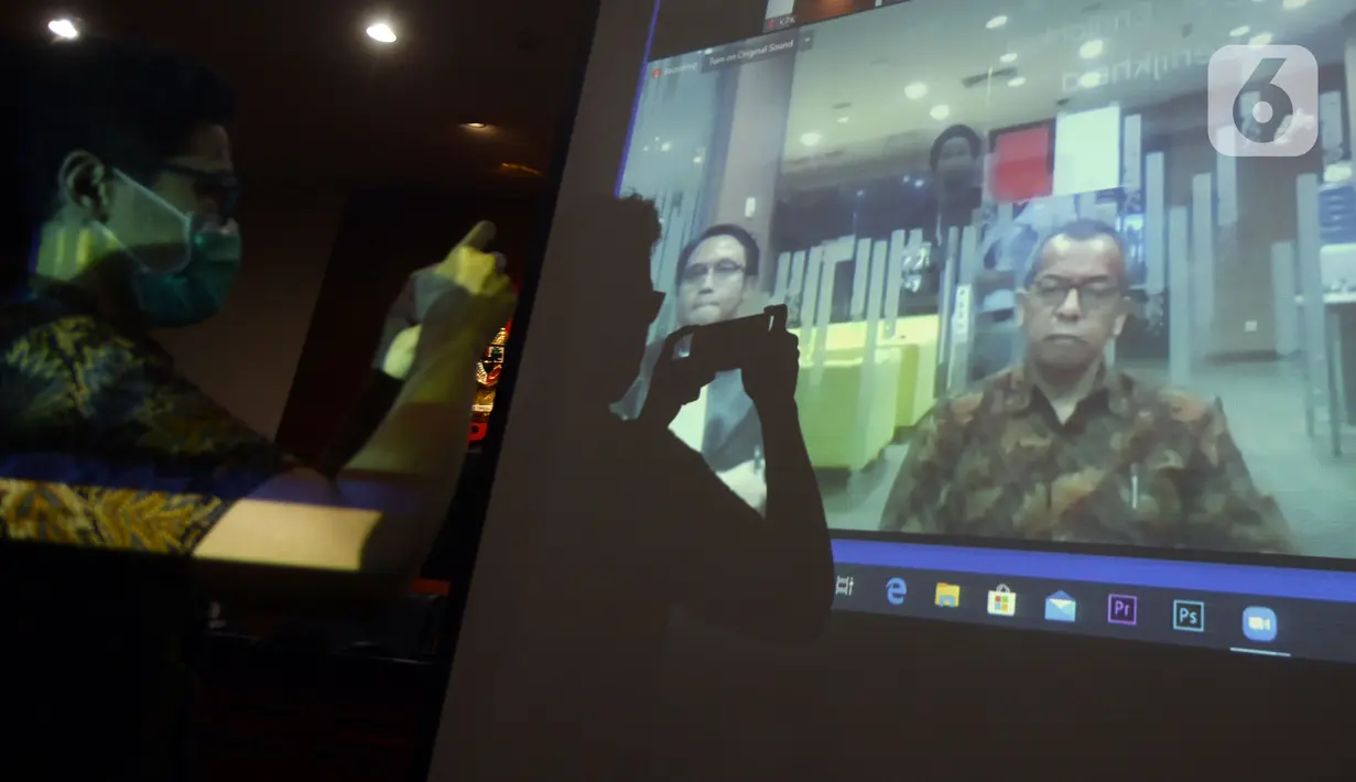 Layar memperlihatkan mantan Direktur Utama PT Garuda Indonesia Emirsyah Satar saat menjalai sidang tuntutan secara vidco, Gedung KPK, Jakarta, Kamis (23/4/2020). Emirsyah Satar menjalani sidang tuntutan dugaan suap pengadaan mesin Rolls-Royce PLC untuk Garuda Indonesia. (merdeka.com/Dwi Narwoko)