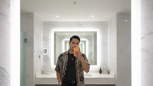 Kumpulan Prompt Gemini AI Mirror Selfie Pakai iPhone 17