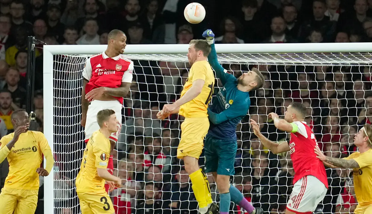 Penjaga gawang Bodo/Glimt Nikita Khaykin melakukan penyelamatan saat melawan Arsenal pada pertandingan sepak bola Grup A Liga Europa di London, Inggris, 6 Oktober 2022. Arsenal berhasil menaklukkan Bodo/Glimt 3-0. (AP Photo/Kin Cheung)