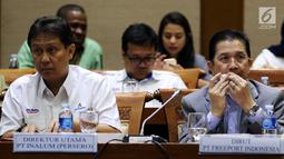 Dirut PT Indonesia Asahan Alumunium (Inalum) Budi Gunadi Sadikin (kiri) dan Dirut Freeport Tony Wenas saat menghadiri rapat kerja dengan Komisi VII DPR di Gedung Nusantara I, Jakarta (15/1). (Liputan6.com/JohanTallo)