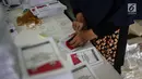 Seorang pekerja menyelesaikan pelipatan surat suara Pemilihan Umum 2019 di gudang logistik KPU Jakarta Pusat, Selasa (19/2). Proses pelipatan surat suara diiikuti 62 orang yang direkrut dari wilayah sekitar gudang KPU. (Liputan6.com/Faizal Fanani)