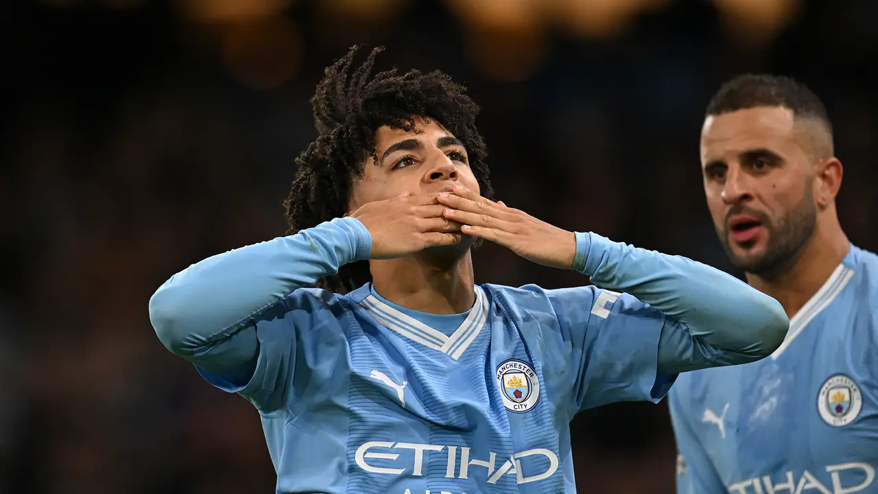 Gelandang Manchester City, Rico Lewis, mencetak gol ke gawang Crystal Palace.