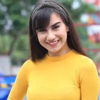 Artis peran Irish Bella sedang sikbuk syuting kejar tayang. Keasyikan dengan kariernya itu membuatnya harus mengalahkan pendidikan untuk menyabet gelar sarjana. (Adrian Putra/Bintang.com)