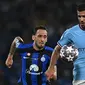 Gelandang Inter Milan, Hakan Calhanoglu mencoba merebut bola dari penguasaan gelandang Manchester City, Rodri pada final Liga Champions 2022/2023, Minggu (11/6/2023) dini hari WIB. (AFP/Paul Ellis)