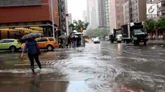 Cuaca buruk melanda sejumlah kota di New York dan menyebabkan banjir.