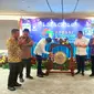Dewan Pengurus dan Anggota Apkasi melakukan selebrasi launching AOE 2024 dengan melakukan pemukulan Gong di JCC Senayan, Jakarta, Selasa (03/10/2023). Foto: Apkasi