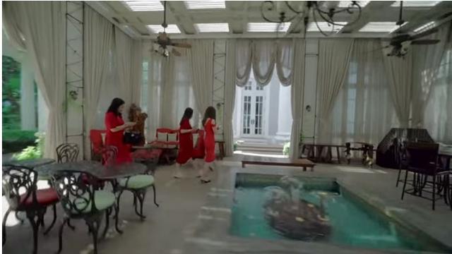 Ruangan bersantai dan terbuka di rumah Hary Tanoesoedibjo. Dilengkapi dengan kolam kecil di bagian tengah.