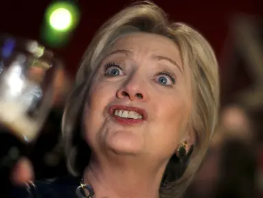 Kandidat calon presiden Amerika Serikat dari Demokrat, Hillary Clinton bersulang dengan rekan - rekannya di bar lokal, Youngstown , Ohio , (12/3). Acara ini dilakukan setelah berhentinya masa kampanye Hillary Clinton. (REUTERS / Carlos Barria)