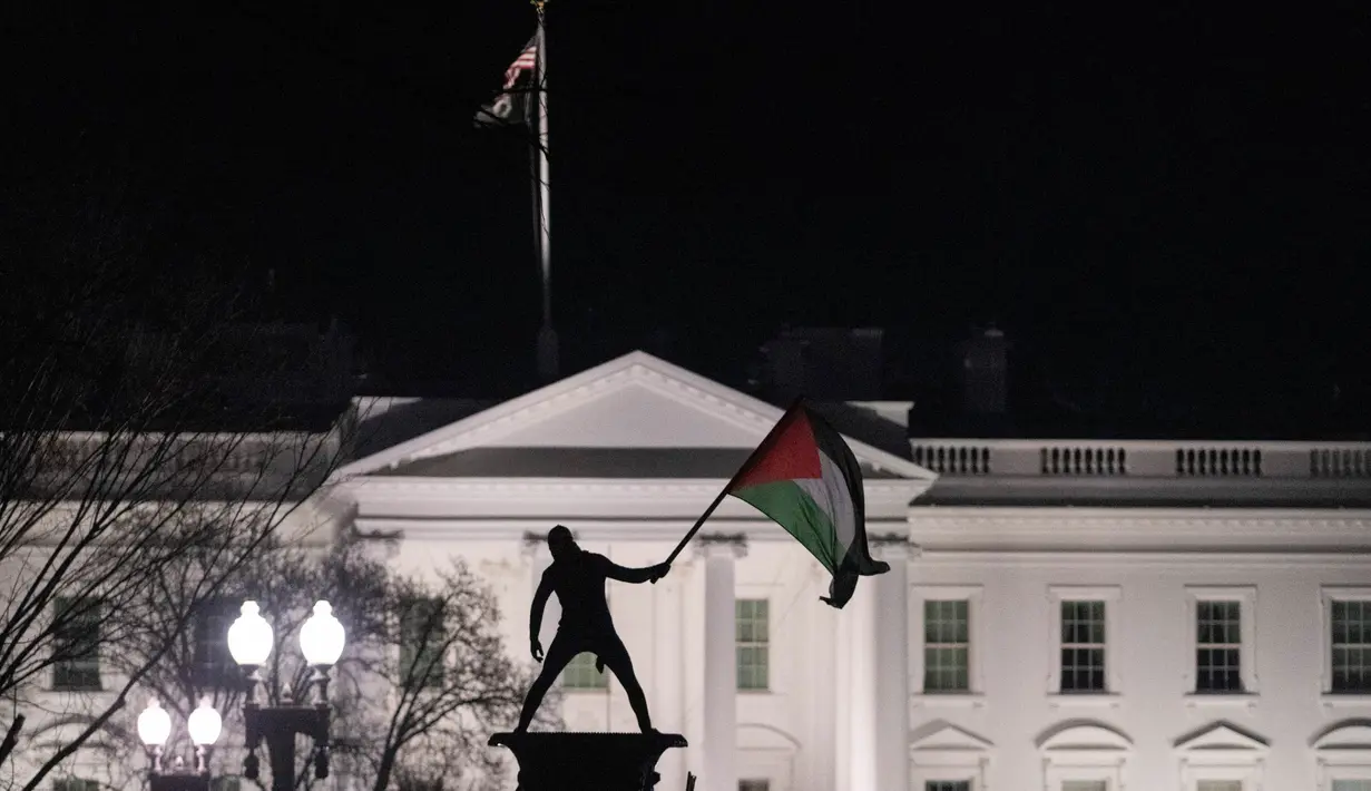 Serangan Israel membuat sebagian besar warga Palestina di Jalur Gaza mengungsi dan mematikan operasional hampir separuh rumah sakit, serta menyebabkan kelaparan yang meluas. (ROBERTO SCHMIDT/AFP)